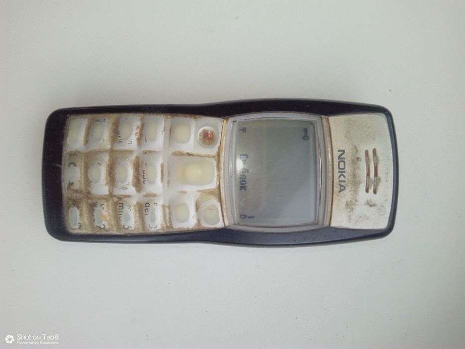 Телефон с  зарядкой.