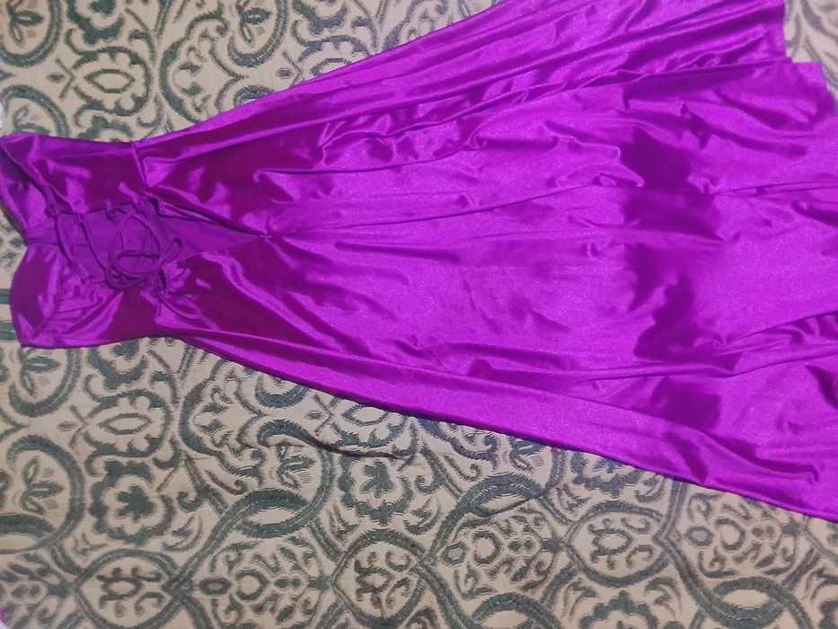 Vestidos rosa aproximadamente violeta,cai cai, que pode ser usa para ocasiões especiais,tem um racha a frente