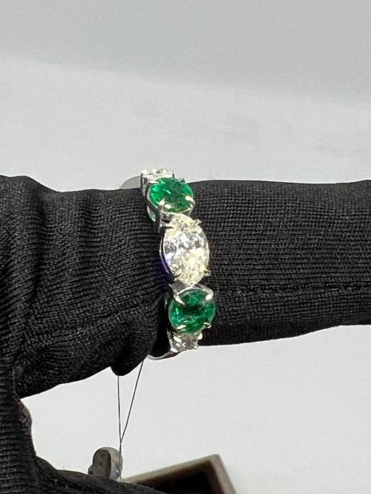 Золота каблучка з діамантами та смарагдами. Изумруд бриллиант.