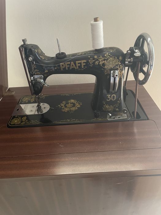 Máquina de costura Pfaff, antiga, com móvel em fórmica