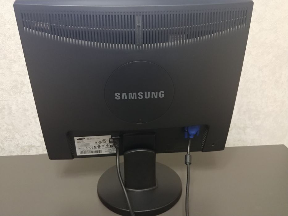 Монитор Samsung SyncMaster 943N