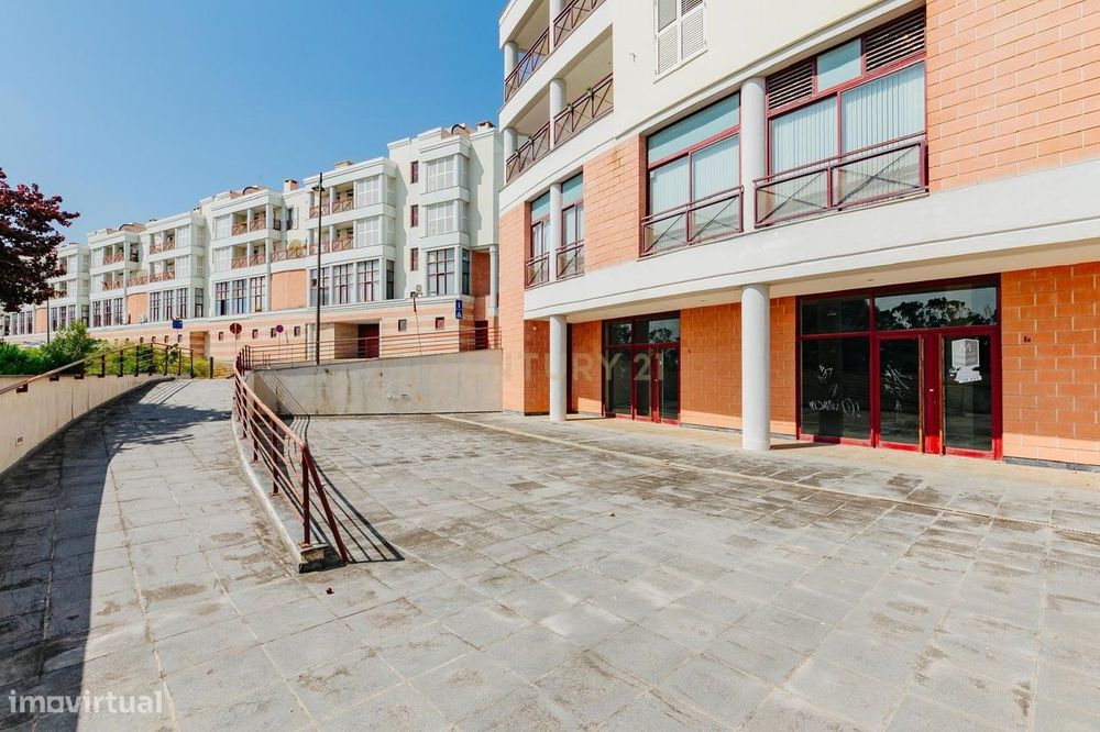 ARRENDA-SE | Espaço Comercial / Serviços em Barcarena – Oeiras