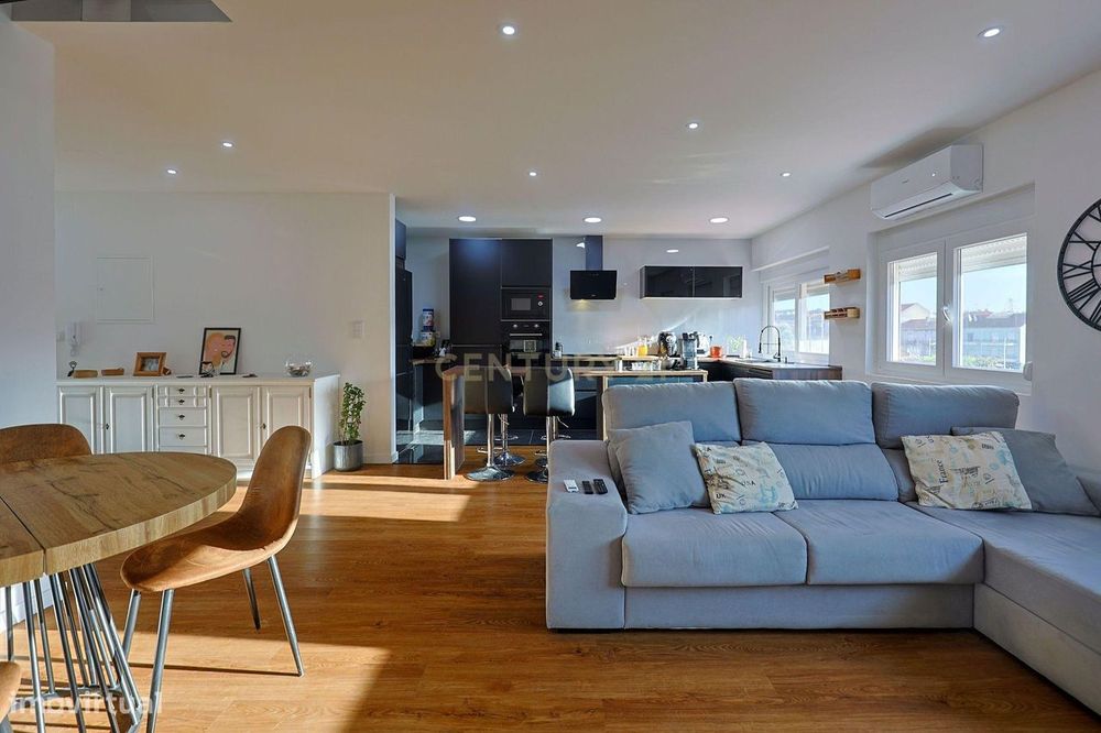 Apartamento T3 Duplex Remodelado no Centro de Corroios