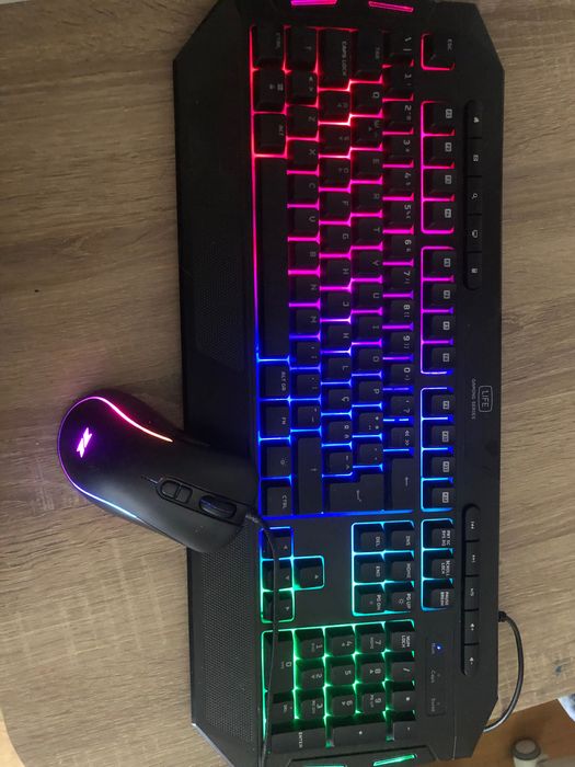 Teclado RGB Rainbow e rato de 6400 DPI RGB