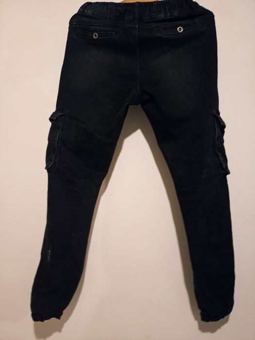 Чорні штани карго гарні та стильни