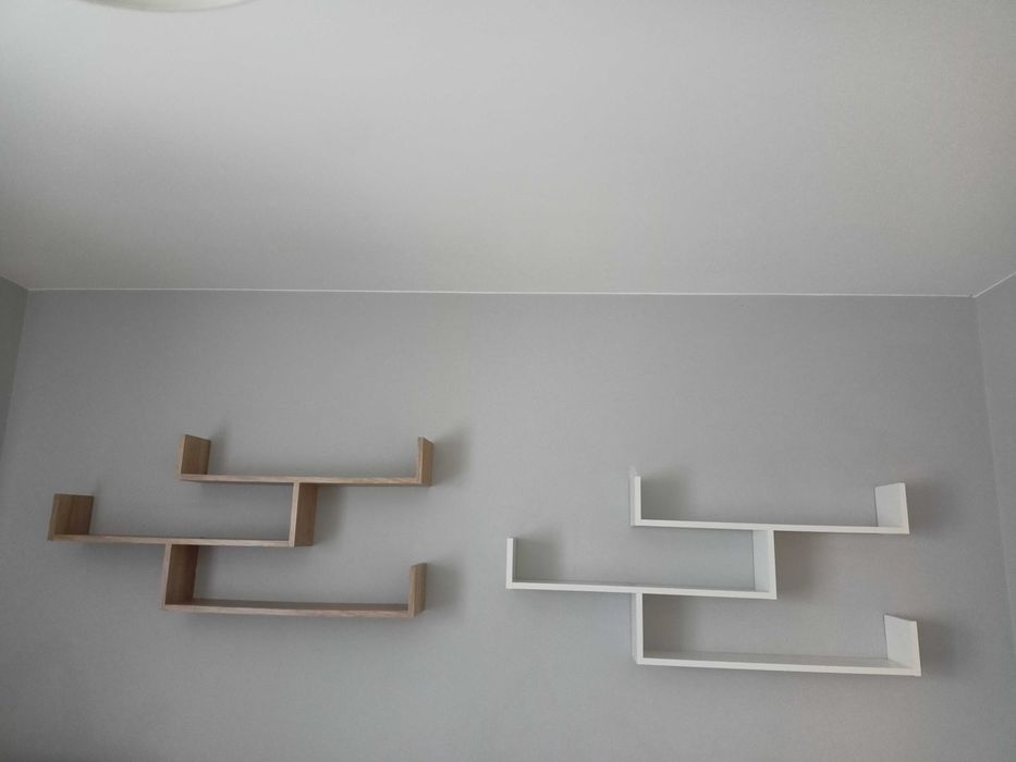 Półki wiszące, regały.