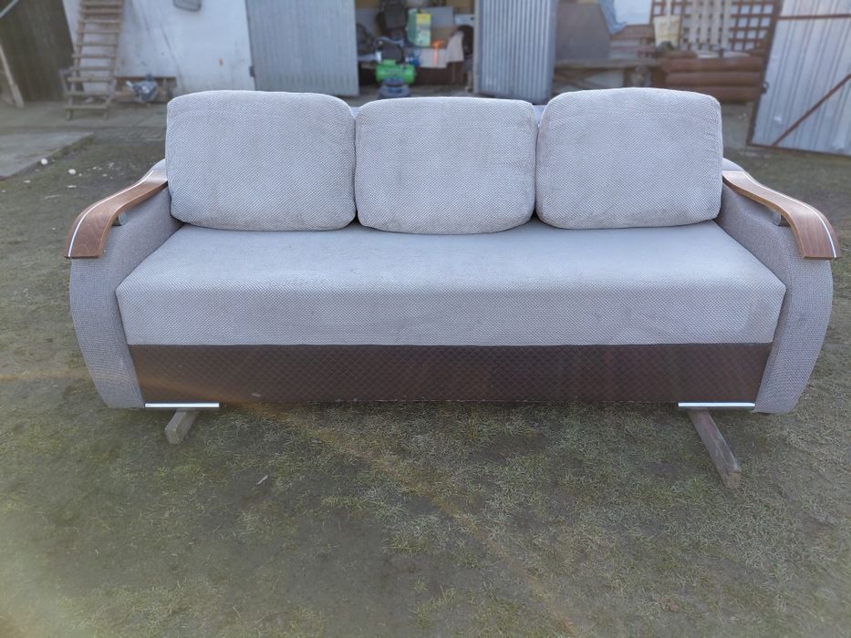 Kanapa z poduszkami I bokami, sofa, łóżko. Transport.