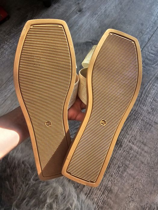 Louis Vuitton klapki R 40