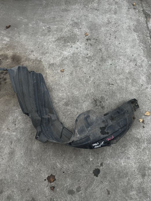 Nadkole Toyota Yaris Verso przednie lewe