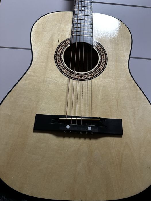 Новая классическая гитара с металлическими струнами