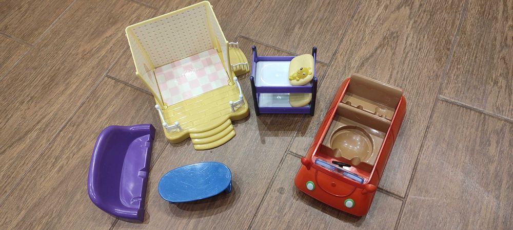 Świnka Peppa Pig, auto, łóżko, stolik, kanapą, łazienka