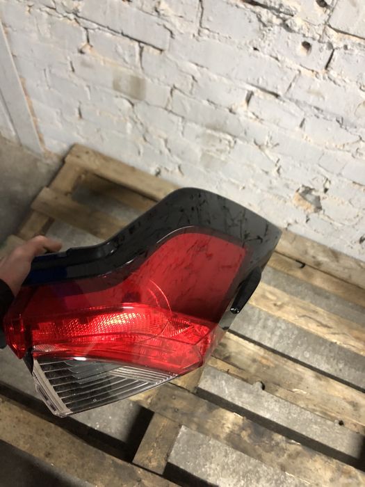 Задній ліхтар з дефектом: Правий оригінал  Toyota RAV4 18-