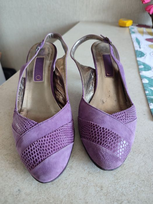 Buty Ryłko bez pięt na obcasie.