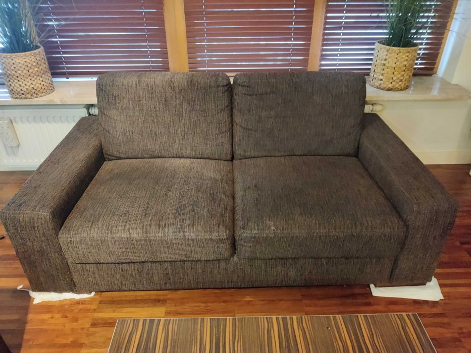 Dwie sofy i dwa fotele