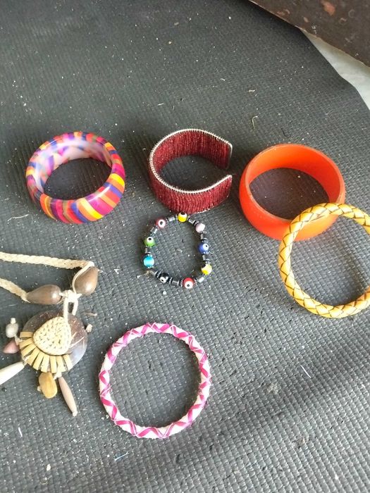 Fios e pulseiras bijuteria