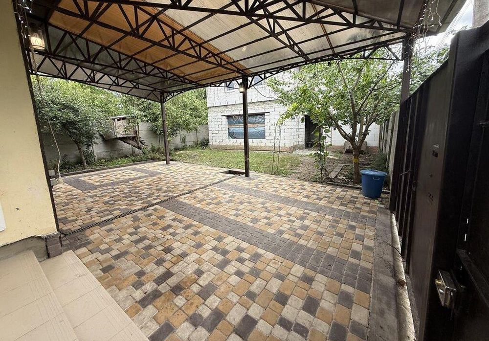 Дом возле метро Холодная гора