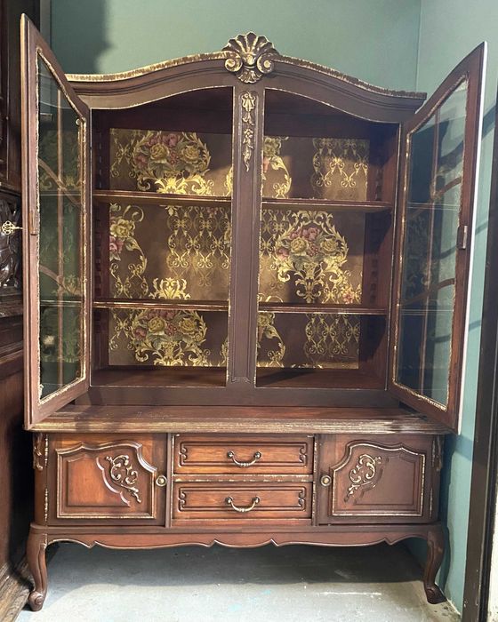 Witrynka z litego drewna