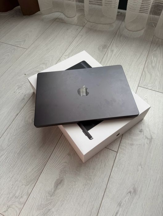 MacBook Pro M4 Space Black, 16 GB / 512 GB