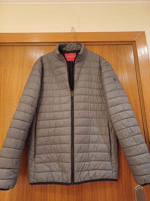 Casaco cinzento alcochado da Guess