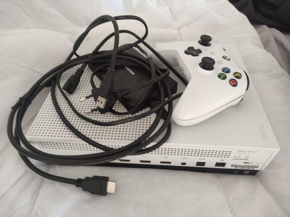 Xbox One S 500GB + 2 jogos + Disco Externo 1TB