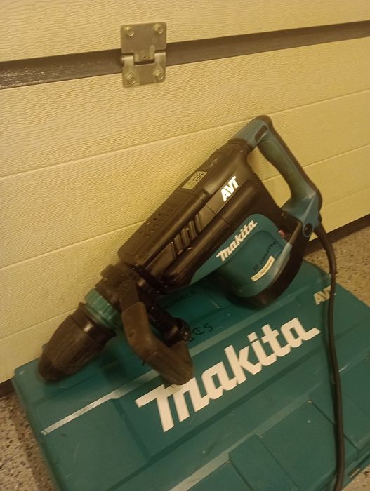 Młot udarowy wyburzeniowy Makita HM1213C