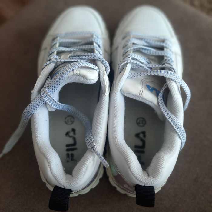 Białe buty Fila.