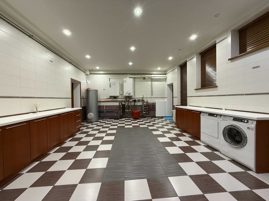 Містечко біля лісу, 45 соток, будинок 600 м2, Стоянка