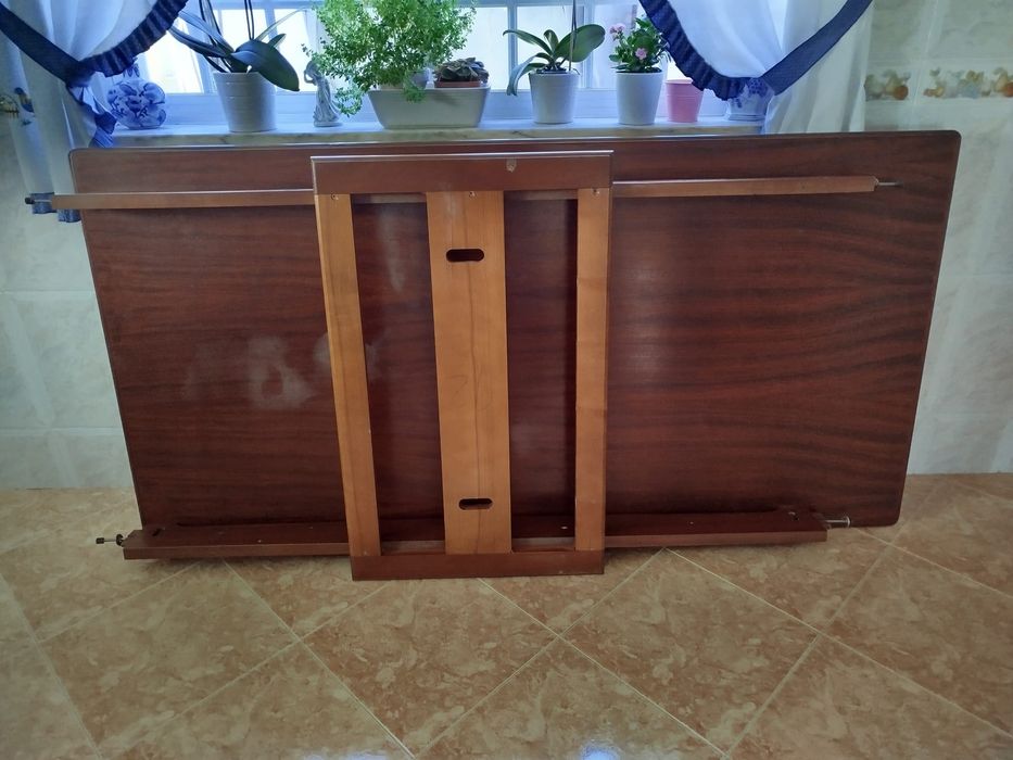 Mesa extensível com 10 cadeiras