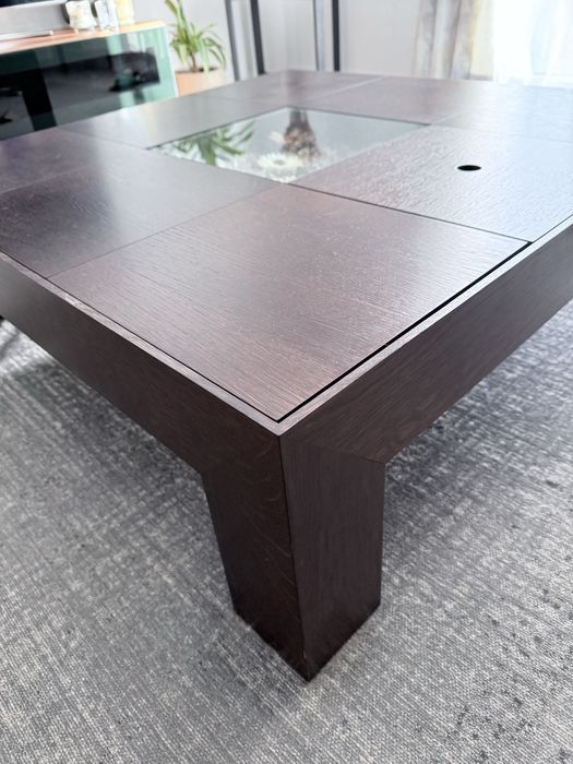 Mesa de apoio quadrada com arrumação