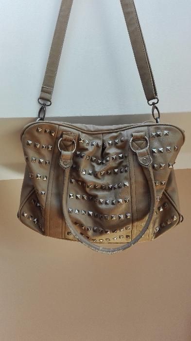 Beżowa torba zniszczona