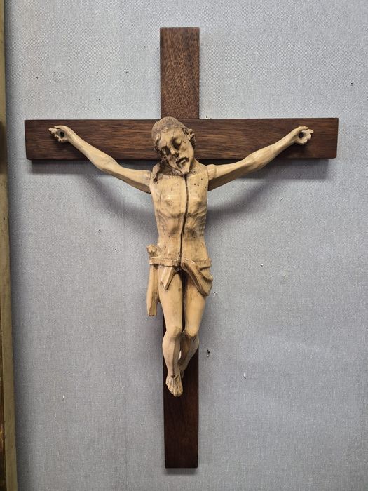 Crucifixo Antigo em Madeira Esculpida (Século XIX) - Arte Sacra.