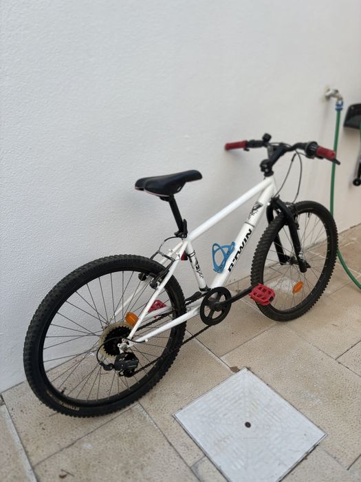 Vemdo  bicicleta  BTT para criança de 7 a 12 anos