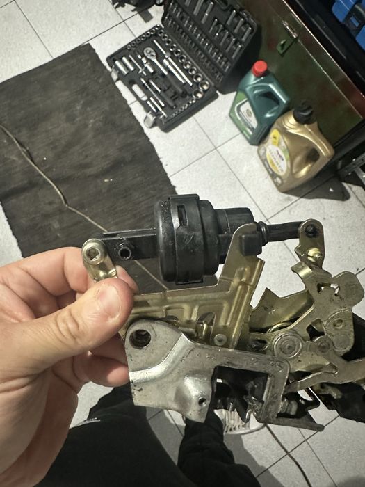 Fechadura de Porta Mercedes W202 – Lado do Pendura