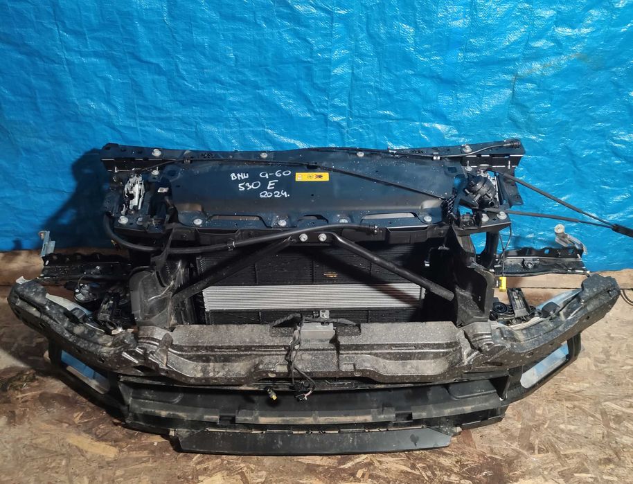 BMW 5 G60 G61  Передня панель телевізор