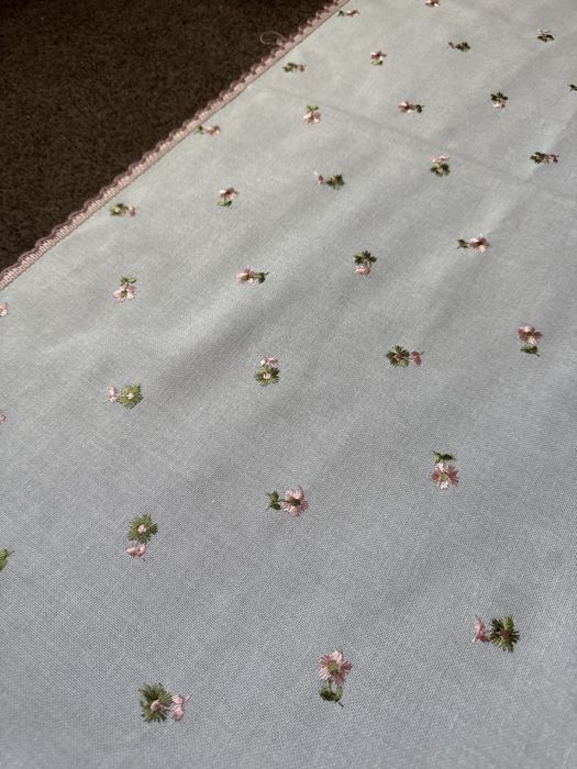 Obrus haftowany motywy kwiatowe do kolekcji