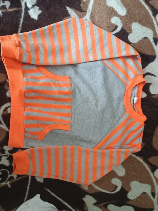 Безкоштовно: 2 футболки, светр та джинси на хлопчика