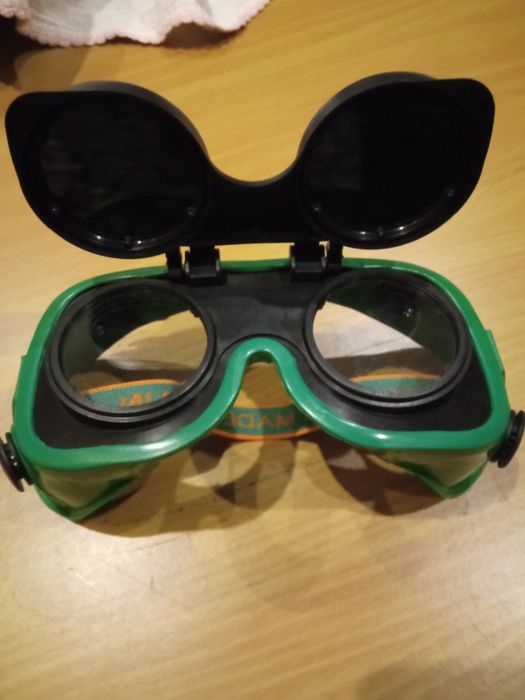 Pistola de cola quente nova e óculos de proteção