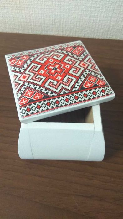 Маленька скриня, розмір 8*8*6см