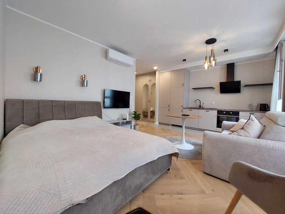 Ścisłe centrum, piękna kawalerka w apartamentowcu z 2022r. pow. 35m2.