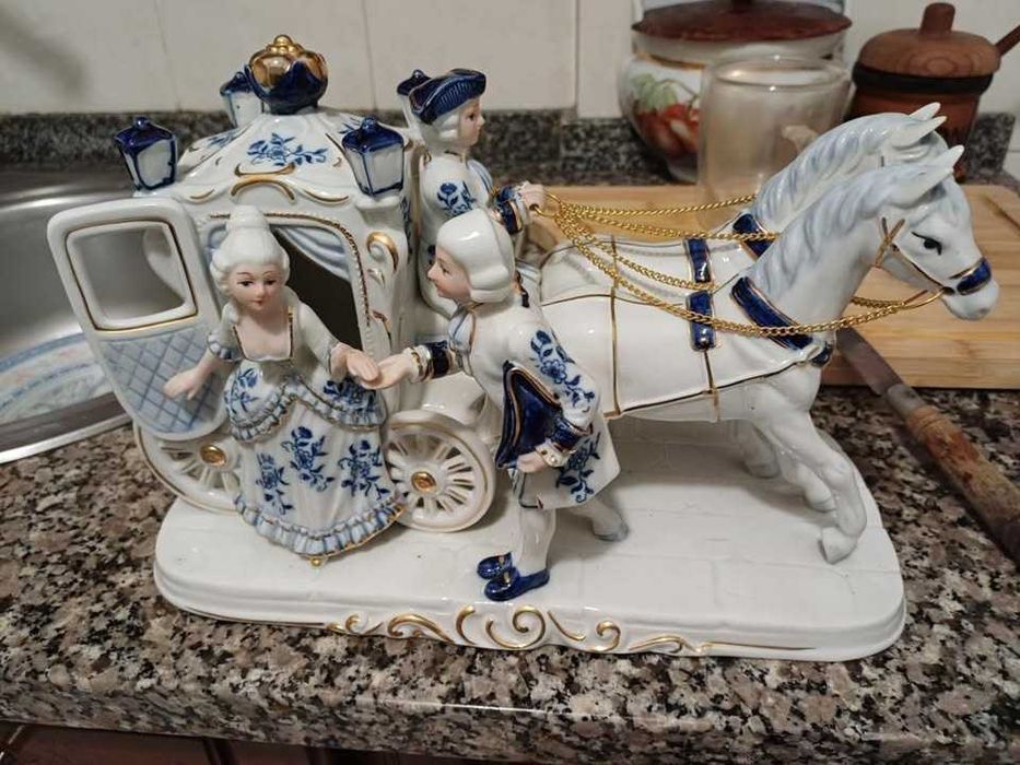 Chinese-style porcelain decorative piece