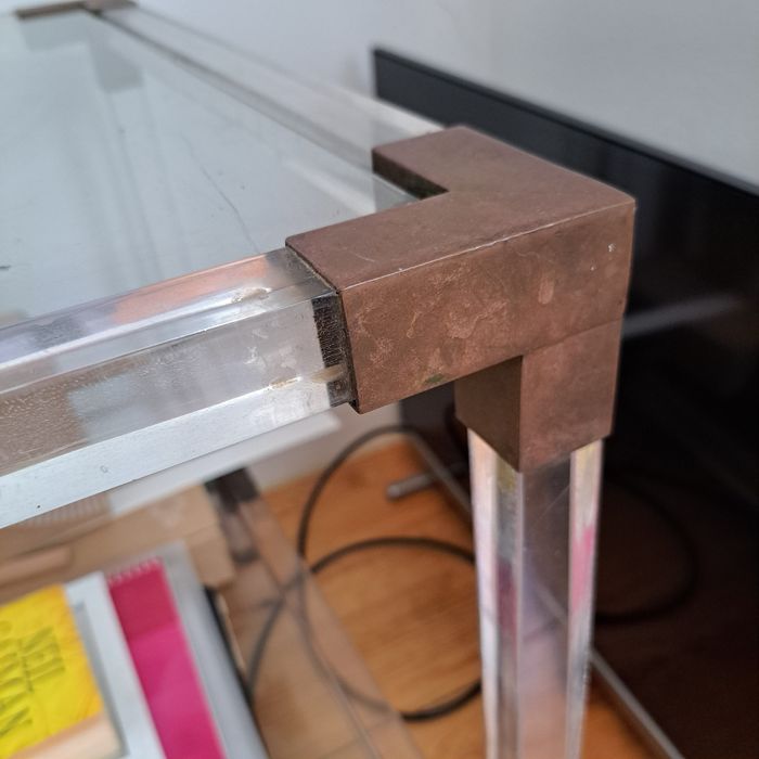 Mesa de apoio em acrílico e vidro