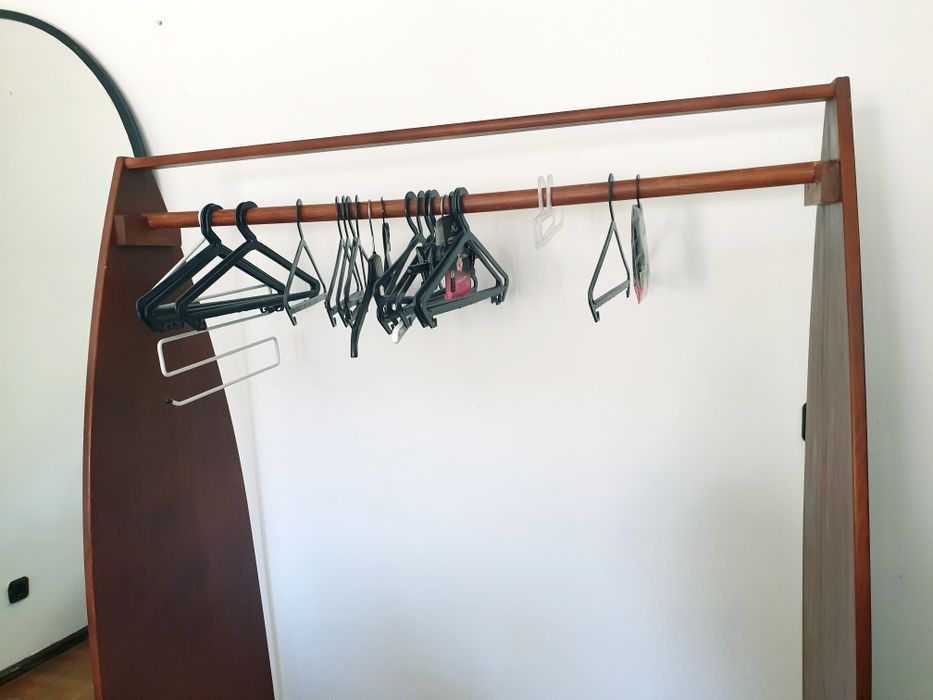 Estendal vintage para roupas / arara em madeira com rodas