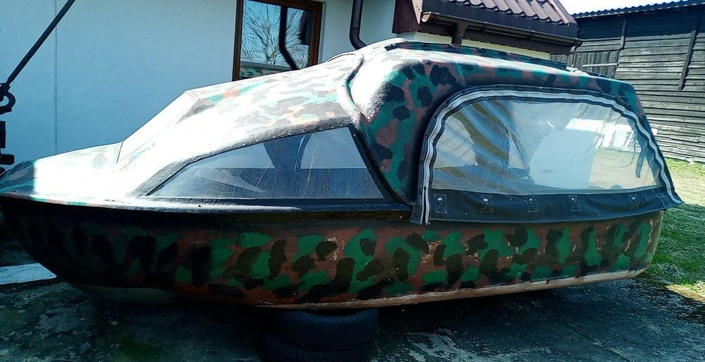 Łódź z zadaszeniem