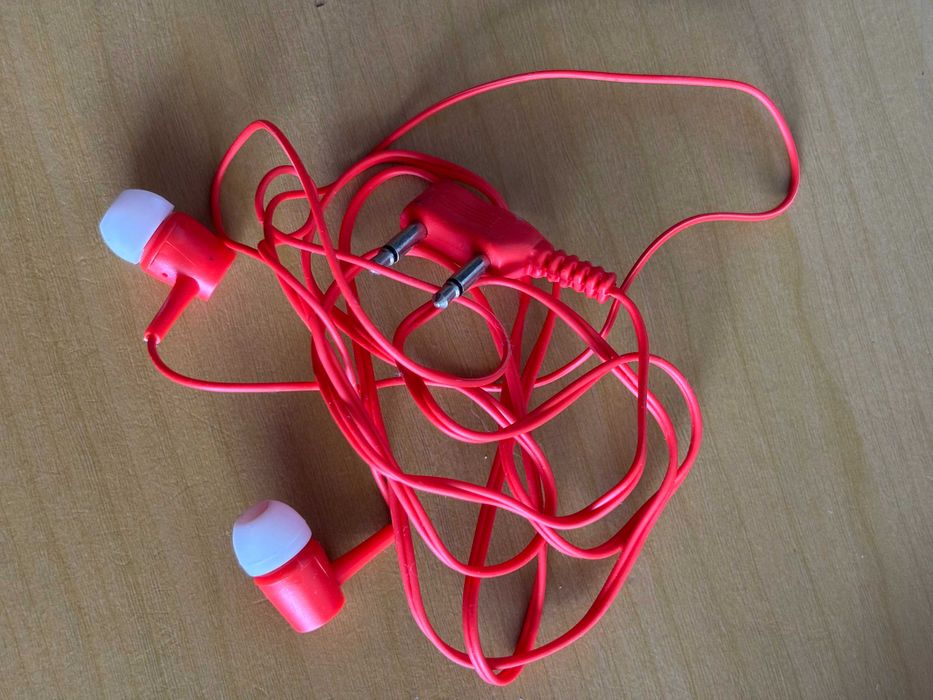 Fones / auriculares de fio vermelhos novos