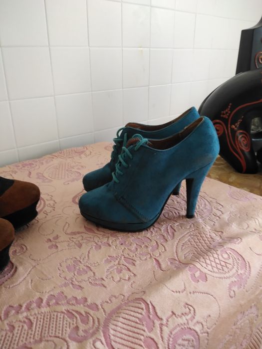 Vários sapatos usados..