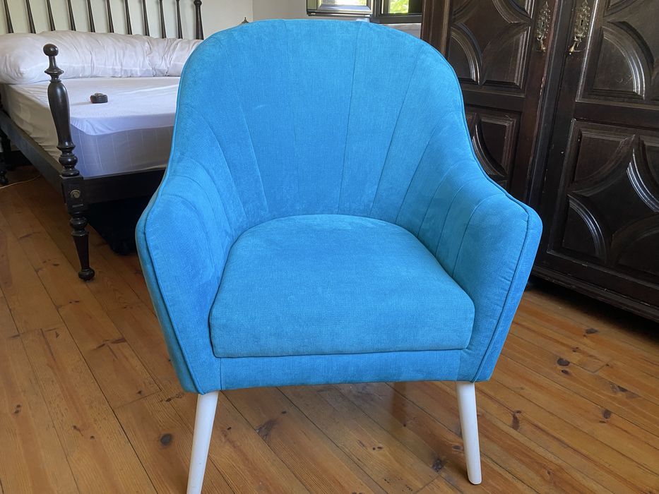 Cadeirão estofado azul – 65 × 52 × 80 cm