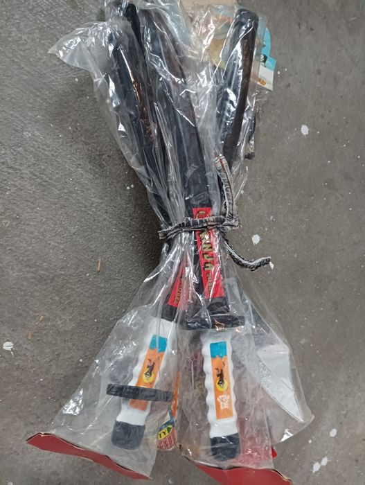 Espadas novas para brincar