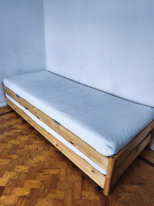 Camas IKEA solteiro 90 x 200 em pinho + colchões