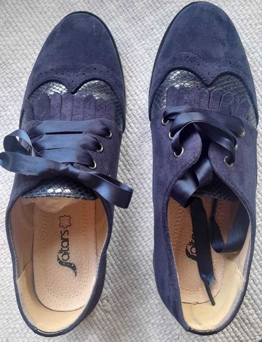Sapatos clássicos com atacador acetinado