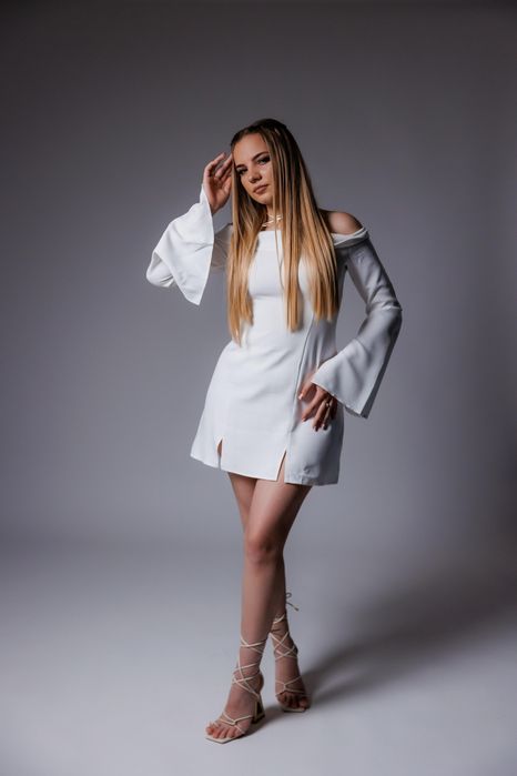 Сукня із завʼязками на шиї